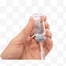 护士在用针管吸取疫苗