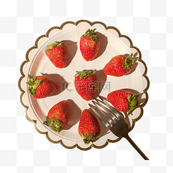 盘子里的草莓图片_盘子里的草莓