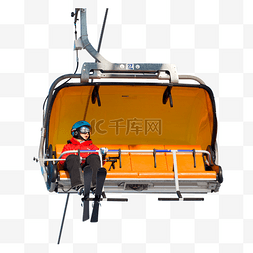 人物坐着的图片_滑雪的人物坐着缆车