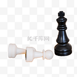 白色的棋子图片_黑王和战败的白色棋子