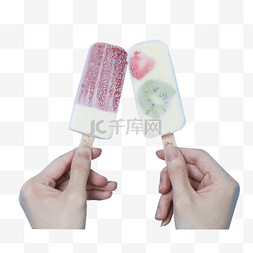 手拿着冰淇淋
