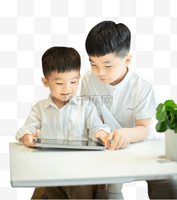 玩平板的孩子图片_玩平板的小哥俩