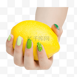 手里握着柠檬