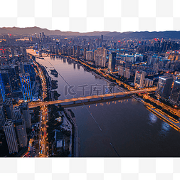 城市航拍夜景图片_夕阳下的福州金融街鳌峰大桥