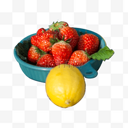 一碟美味的草莓和一个柠檬