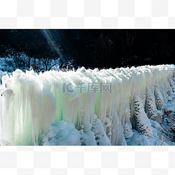 结冰的河图片_冬季冰柱结冰冰挂