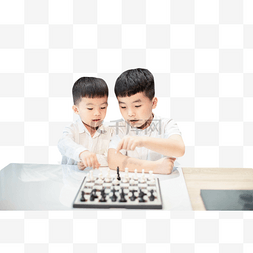 兴趣孩子图片_交流国际象棋的哥俩