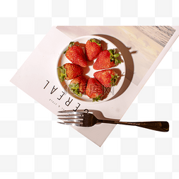 盘子里草莓图片_水果盘里的草莓