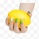 黄色手拿柠檬的手