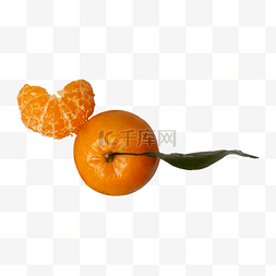 一个半新鲜美味的橘子