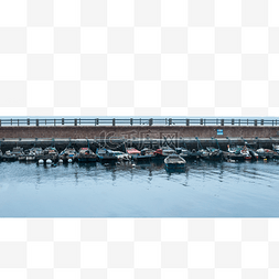 小桥河水图片_小桥下的湖中停靠着许多船