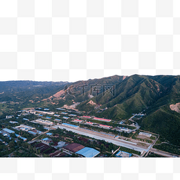 航拍大山大河图片_天空航拍山脉田野