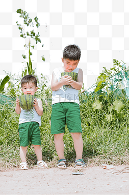 抱西瓜图片_抱西瓜男孩