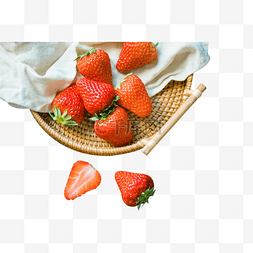 桌子上的草莓筐