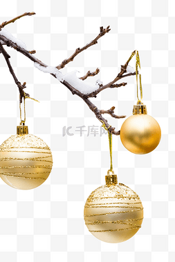 落满积雪挂着金色圣诞球的树枝