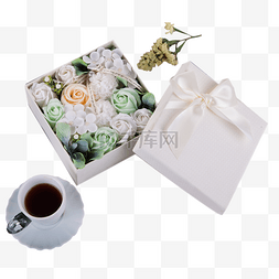 黑色咖啡图片_时尚的花朵礼盒和咖啡免抠图