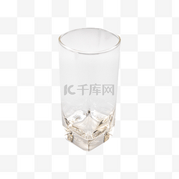 白色玻璃水杯