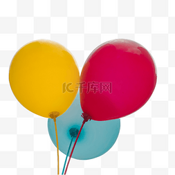 蓝天清新背景图片_三个彩色的氢气球