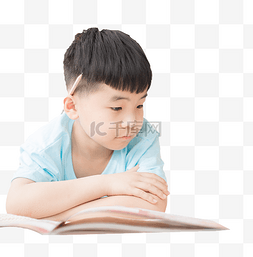 男孩看书学习
