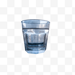 玻璃杯喝水图片_白色透明的玻璃杯