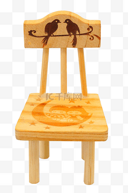 黄色木质椅子