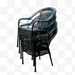 四张叠着的黑色藤椅