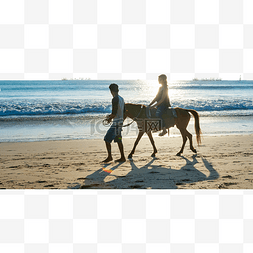 大海海滩图片_金巴兰海滩骑马的游客