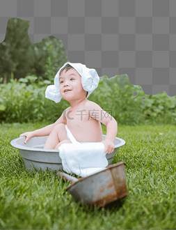 洗澡的孩子图片_夏天户外洗澡的小男孩