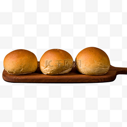 砧板上的三个小面包