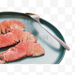 红色的柚子图片_蓝色盘子里的红色柚子果肉