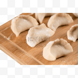 春节传统食物图片_放在木板上包好的饺子