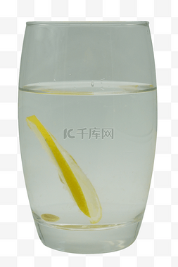 玻璃杯柠檬水