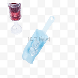 蓝色冰铲红酒杯冰块