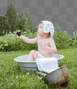 洗澡的孩子图片_夏天户外洗澡的小男孩