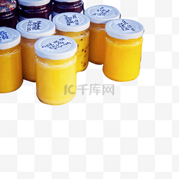 许多玻璃瓶装的黄色果汁免扣图