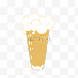 简单玻璃杯装的啤酒