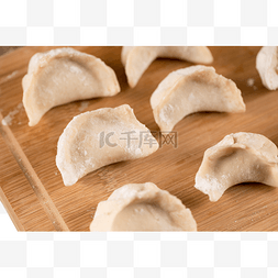 春节传统食物图片_案板上包好的饺子