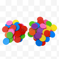 两堆彩色圆牌