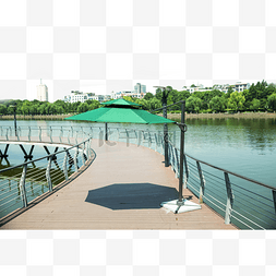 景色优美图片_小桥上绿色的遮阳伞和树木