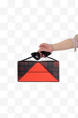 黑色的礼盒图片_手提着带有粽子的礼盒