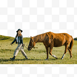 在草原上牵着马的美女