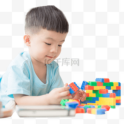 小男孩玩积木