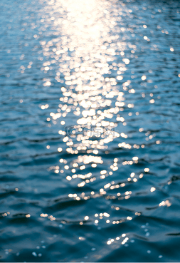 夏天水面图片_阳光下平静的水面虚化