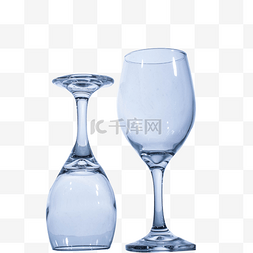两个透明的杯子免抠图