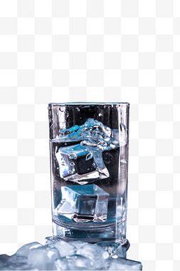 玻璃杯中的冰块