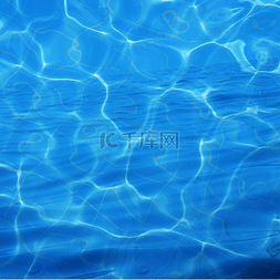 蓝色游泳池水面