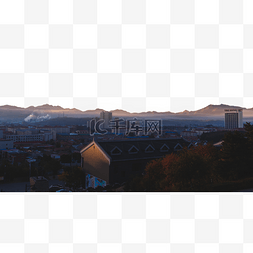 小镇背景图片_北方清晨日出中的小镇