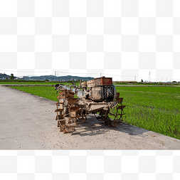 在路上的车图片_路上的割稻机农田