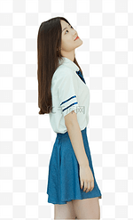 长发美女学生仰头看天空