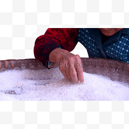 老人筛选簸箕中的大米